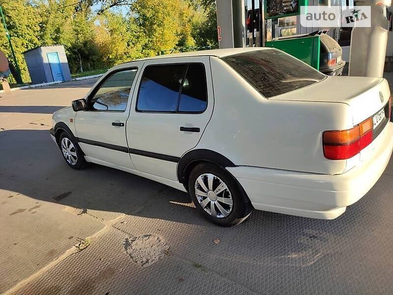 Седан Volkswagen Vento 1992 в Староконстантинове