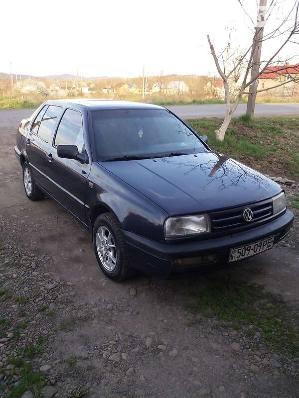 Седан Volkswagen Vento 1993 в Хусте