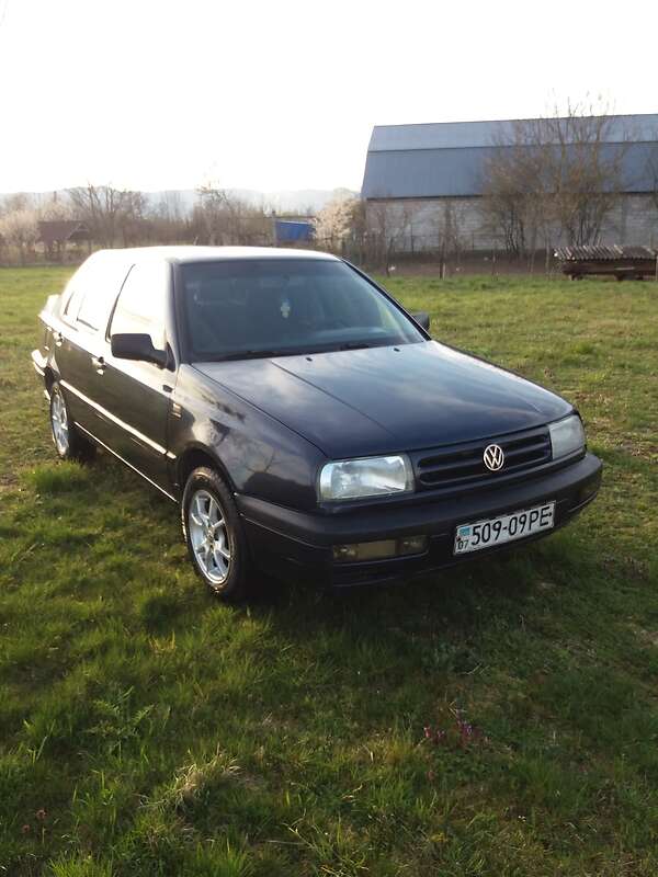 Седан Volkswagen Vento 1993 в Хусте