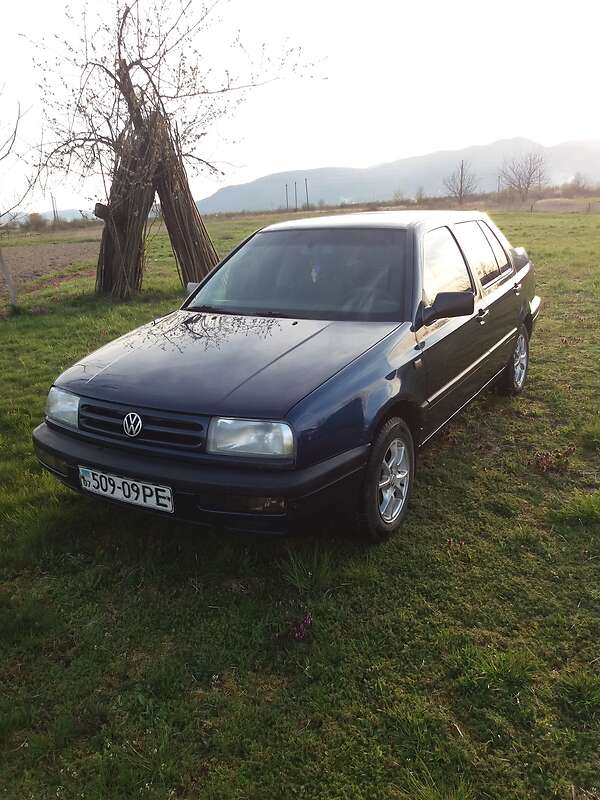 Седан Volkswagen Vento 1993 в Хусте