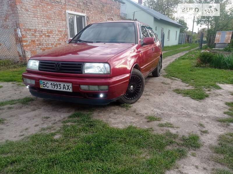 Седан Volkswagen Vento 1993 в Городку