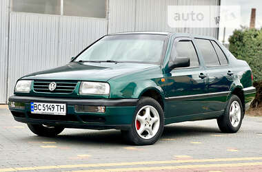 Седан Volkswagen Vento 1996 в Новояворовске