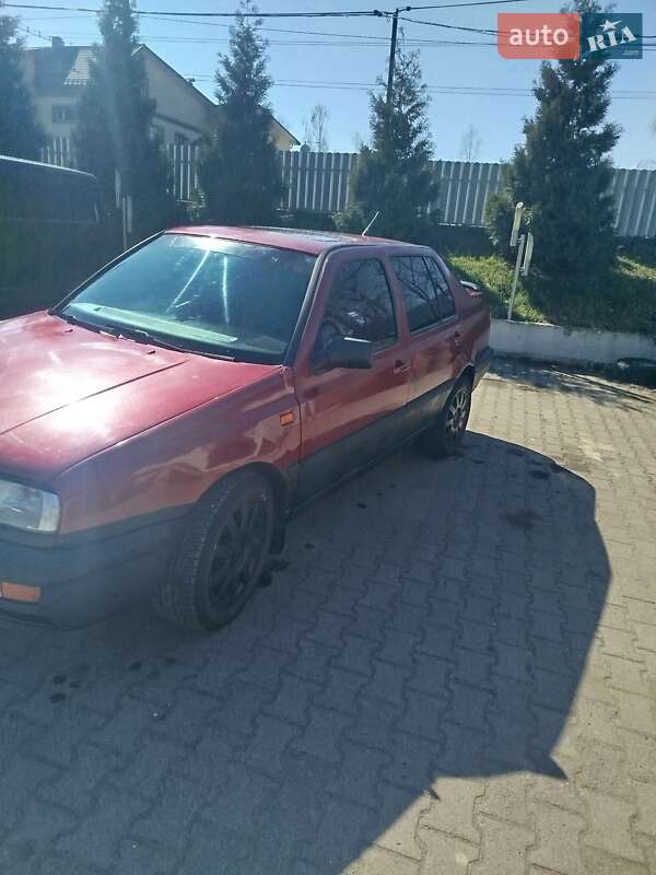 Седан Volkswagen Vento 1994 в Черновцах