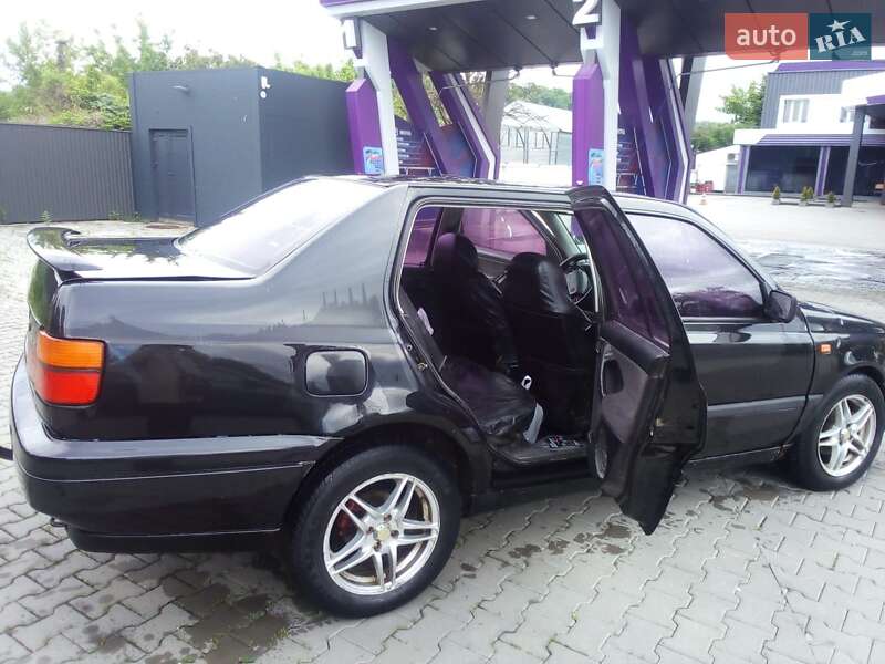 Седан Volkswagen Vento 1993 в Чернівцях
