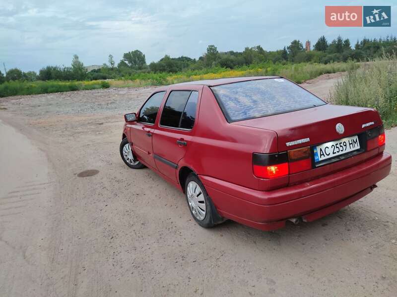 Седан Volkswagen Vento 1996 в Нововолынске