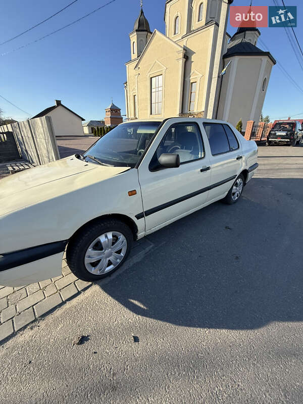 Седан Volkswagen Vento 1995 в Рава-Русской