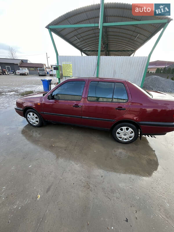 Седан Volkswagen Vento 1995 в Черновцах