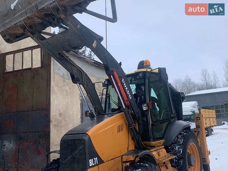 Экскаватор погрузчик Volvo BL 71 2004 в Ивано-Франковске