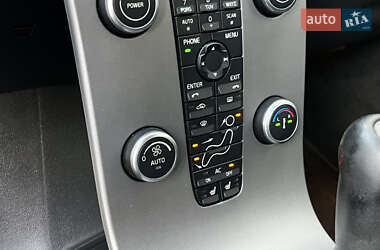 Седан Volvo S40 2011 в  фото 88 Седан Volvo S40 2011 в