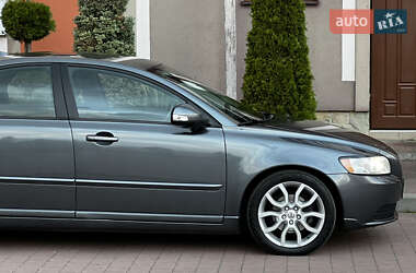 Седан Volvo S40 2011 в  фото 99 Седан Volvo S40 2011 в