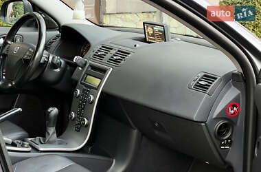 Седан Volvo S40 2011 в  фото 109 Седан Volvo S40 2011 в