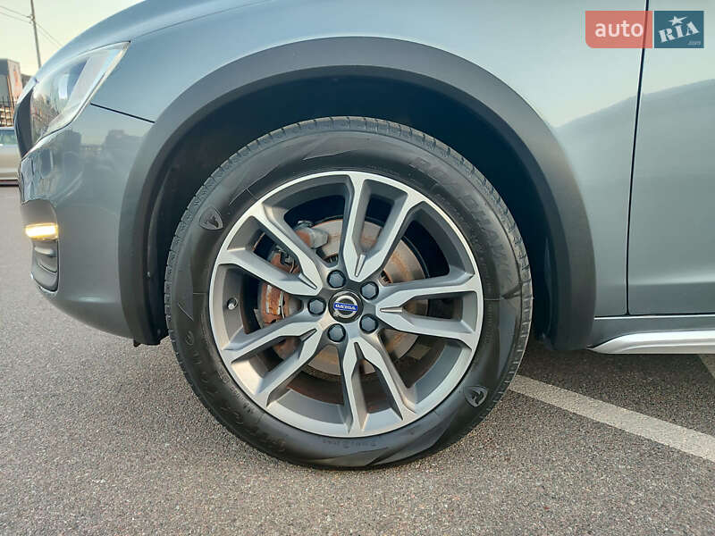 Седан Volvo S60 Cross Country 2018 в Киеве