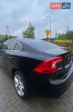 Седан Volvo S60 2015 в 
