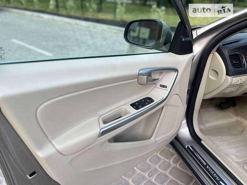 Седан Volvo S60 2015 в Кропивницком