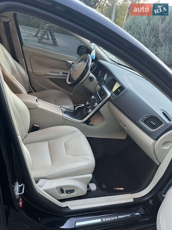 Седан Volvo S60 2014 в Рівному