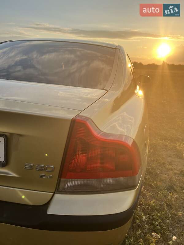 Седан Volvo S60 2001 в Краснограді