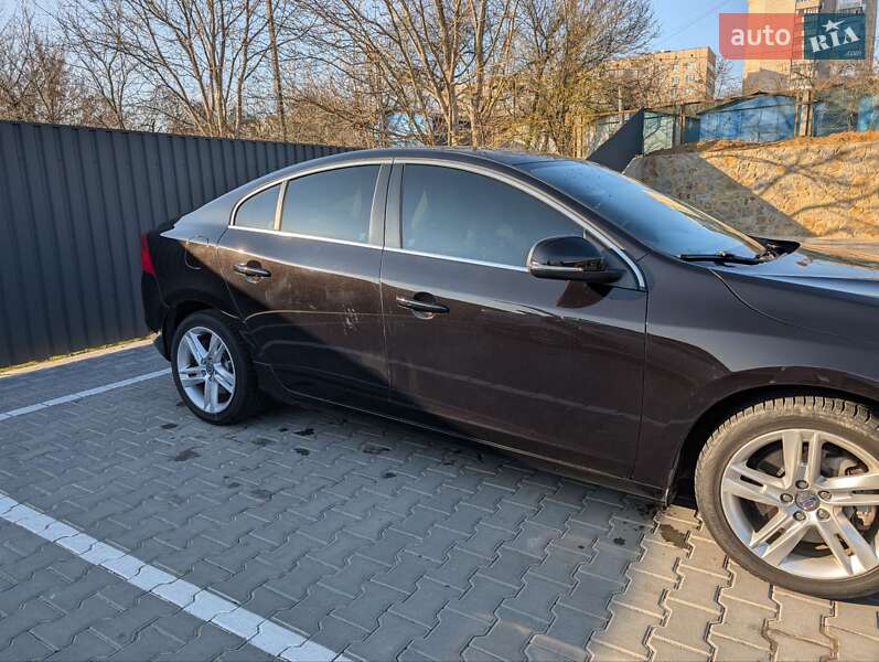 Седан Volvo S60 2013 в Умані