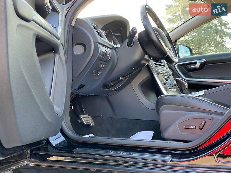Седан Volvo S60 2016 в Львове