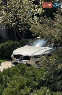 Седан Volvo S60 2019 в 