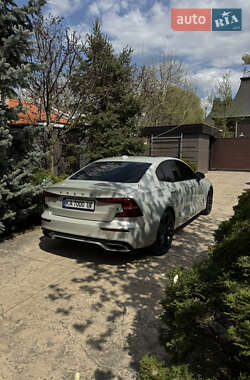Седан Volvo S60 2019 в 