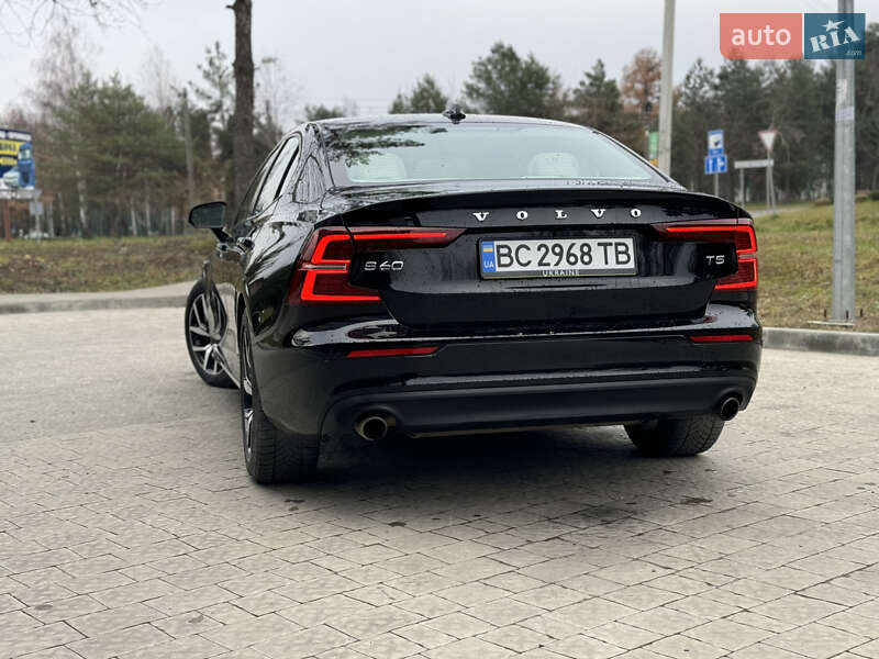 Седан Volvo S60 2019 в Новояворовске