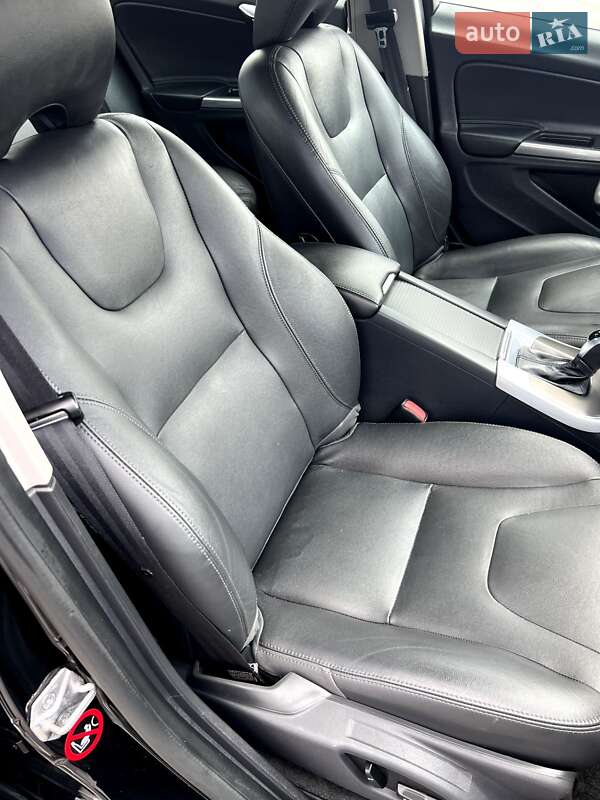 Седан Volvo S60 2014 в Львові