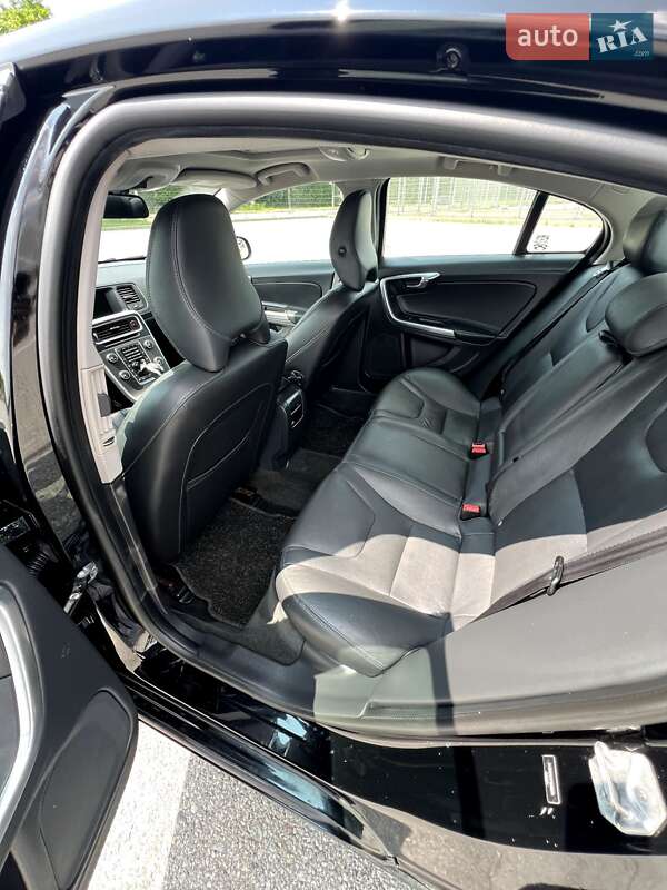 Седан Volvo S60 2014 в Львові