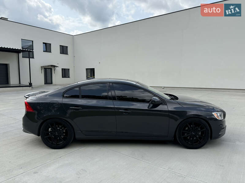 Седан Volvo S60 2015 в Львове
