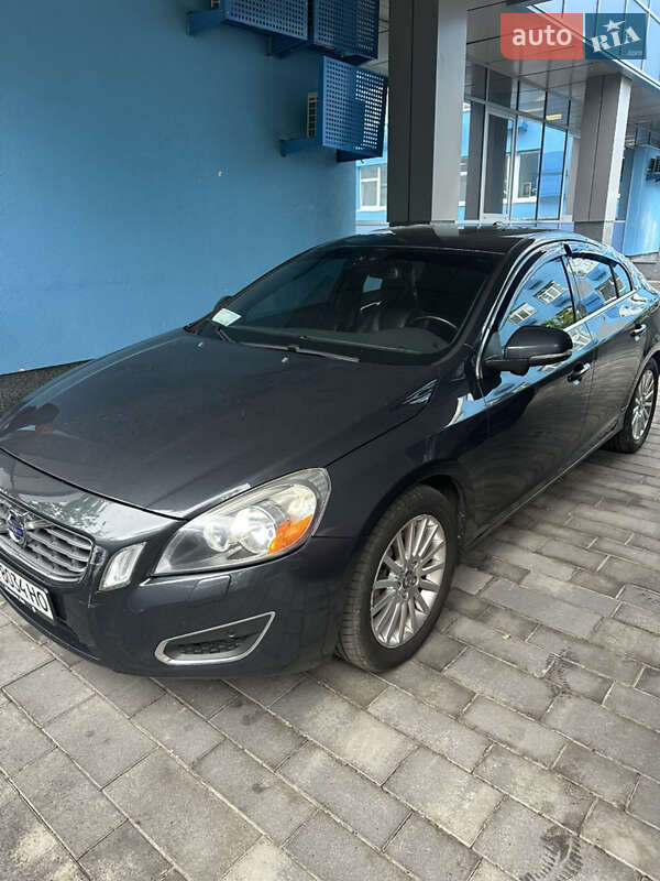 Седан Volvo S60 2012 в 