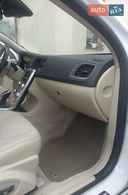 Седан Volvo S60 2015 в 