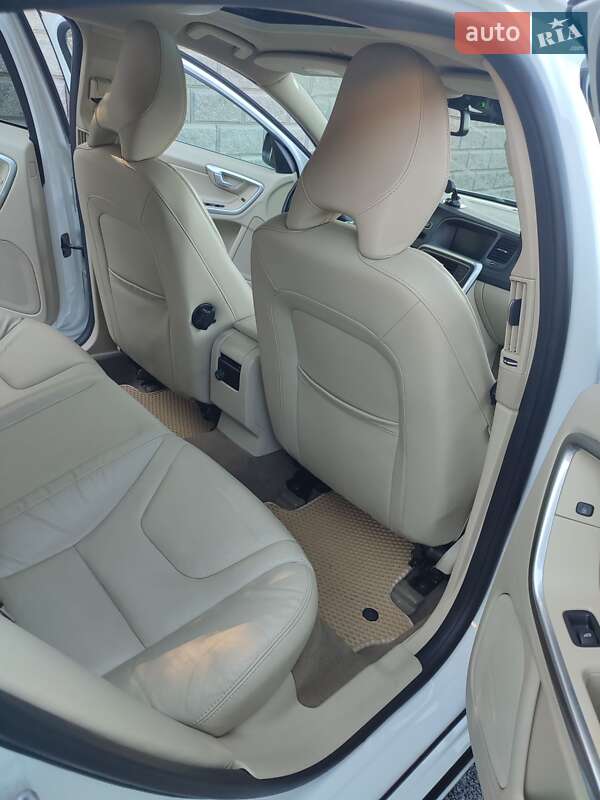 Седан Volvo S60 2015 в Ровно фото 12 Седан Volvo S60 2015 в Ровно