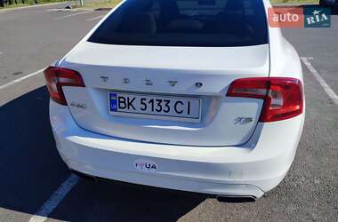 Седан Volvo S60 2015 в 
