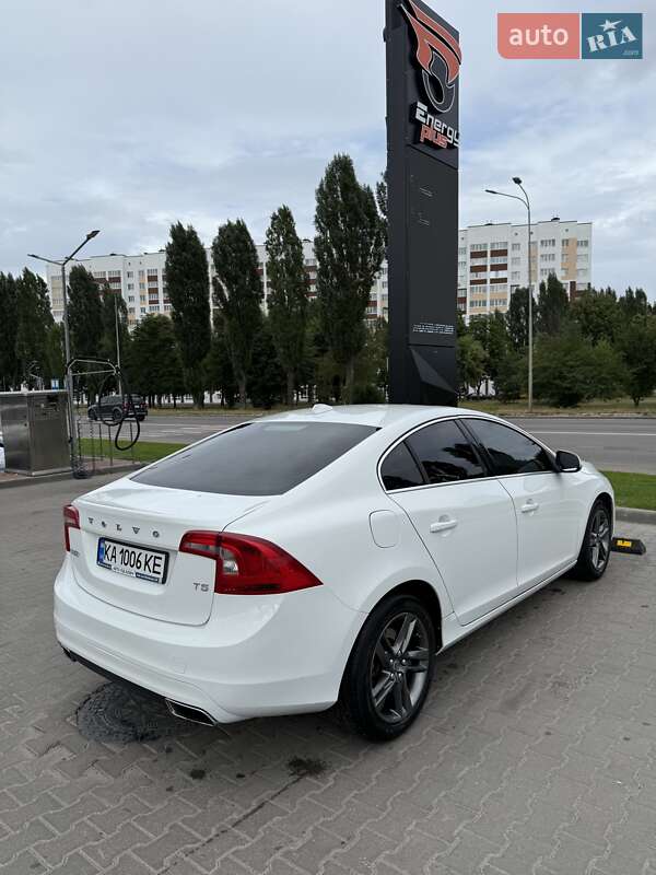 Седан Volvo S60 2014 в Вишневому