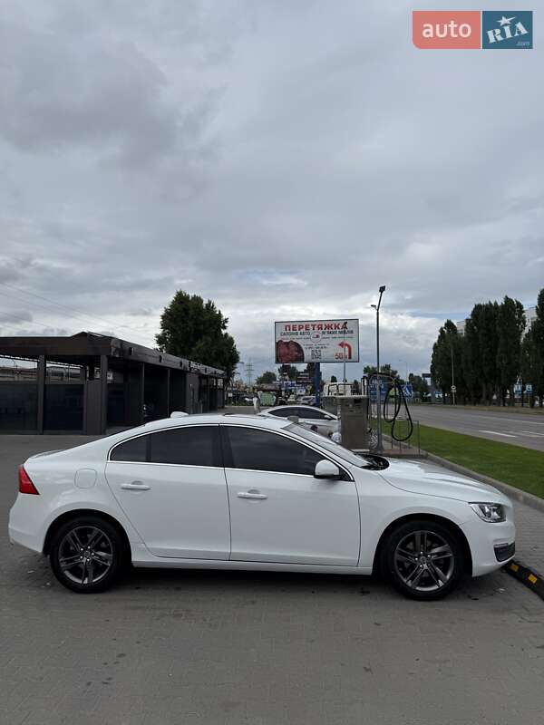 Седан Volvo S60 2014 в Вишневому