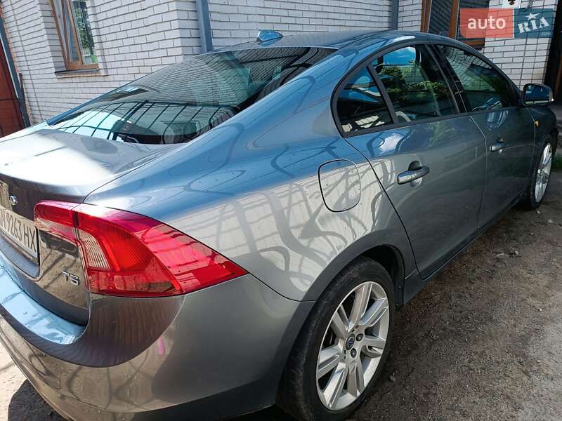 Седан Volvo S60 2017 в 