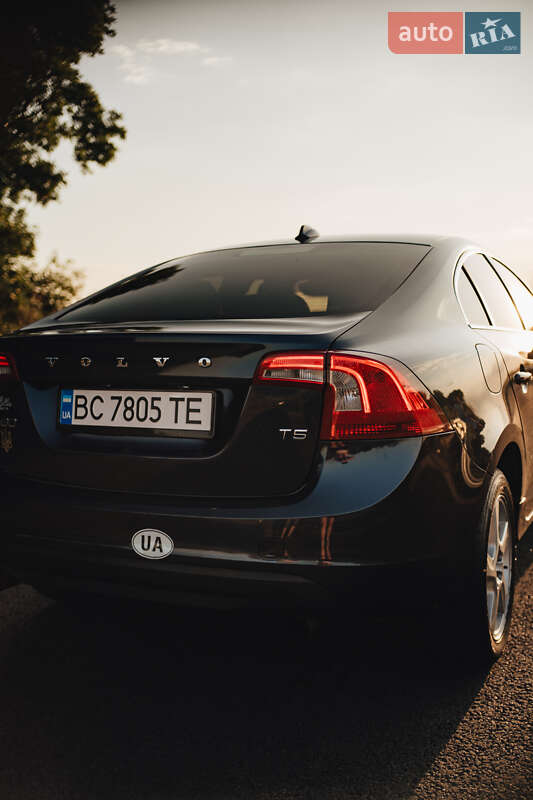 Седан Volvo S60 2012 в Ровно