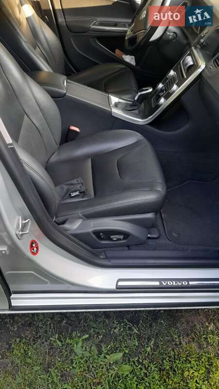 Седан Volvo S60 2015 в Горишних Плавнях