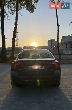 Седан Volvo S60 2015 в 