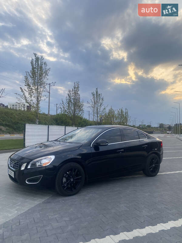 Седан Volvo S60 2012 в 