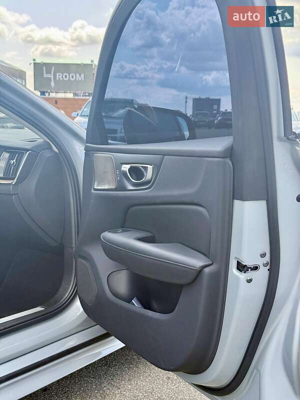 Седан Volvo S60 2023 в Киеве