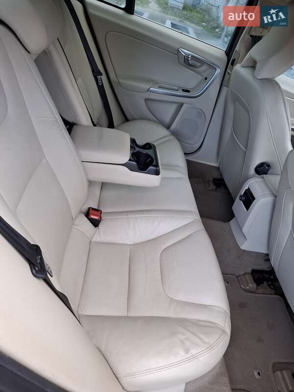 Седан Volvo S60 2015 в Отинії