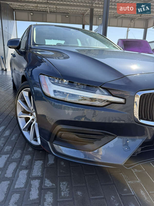 Седан Volvo S60 2018 в Золочеві