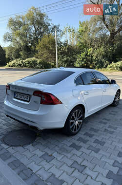 Седан Volvo S60 2015 в 