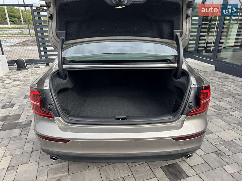 Седан Volvo S60 2019 в Ровно
