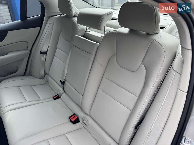 Седан Volvo S60 2019 в Ровно