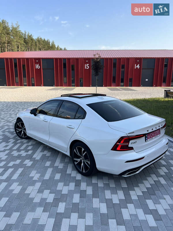 Седан Volvo S60 2019 в Львові