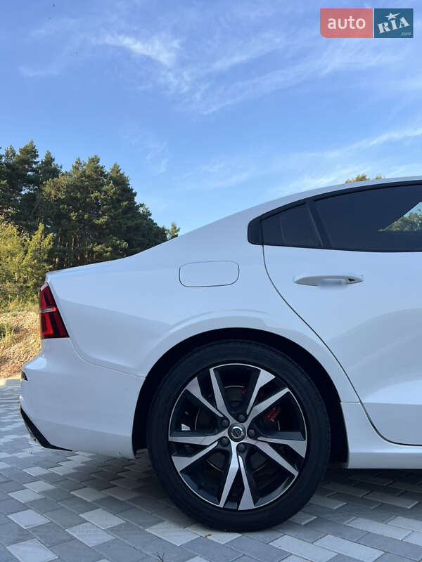 Седан Volvo S60 2019 в Львові