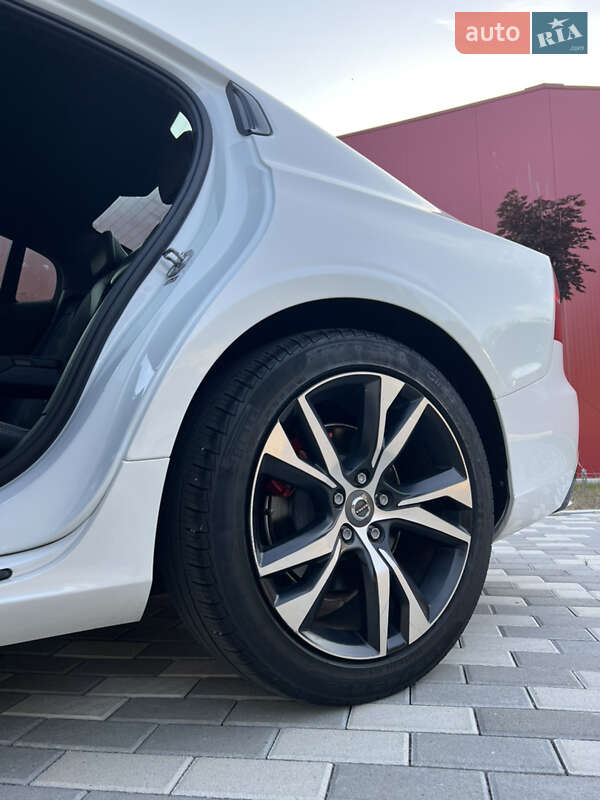 Седан Volvo S60 2019 в Львові
