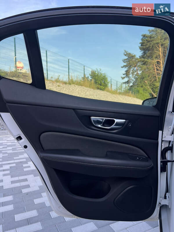 Седан Volvo S60 2019 в Львові