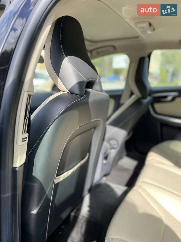 Седан Volvo S60 2012 в Чернівцях